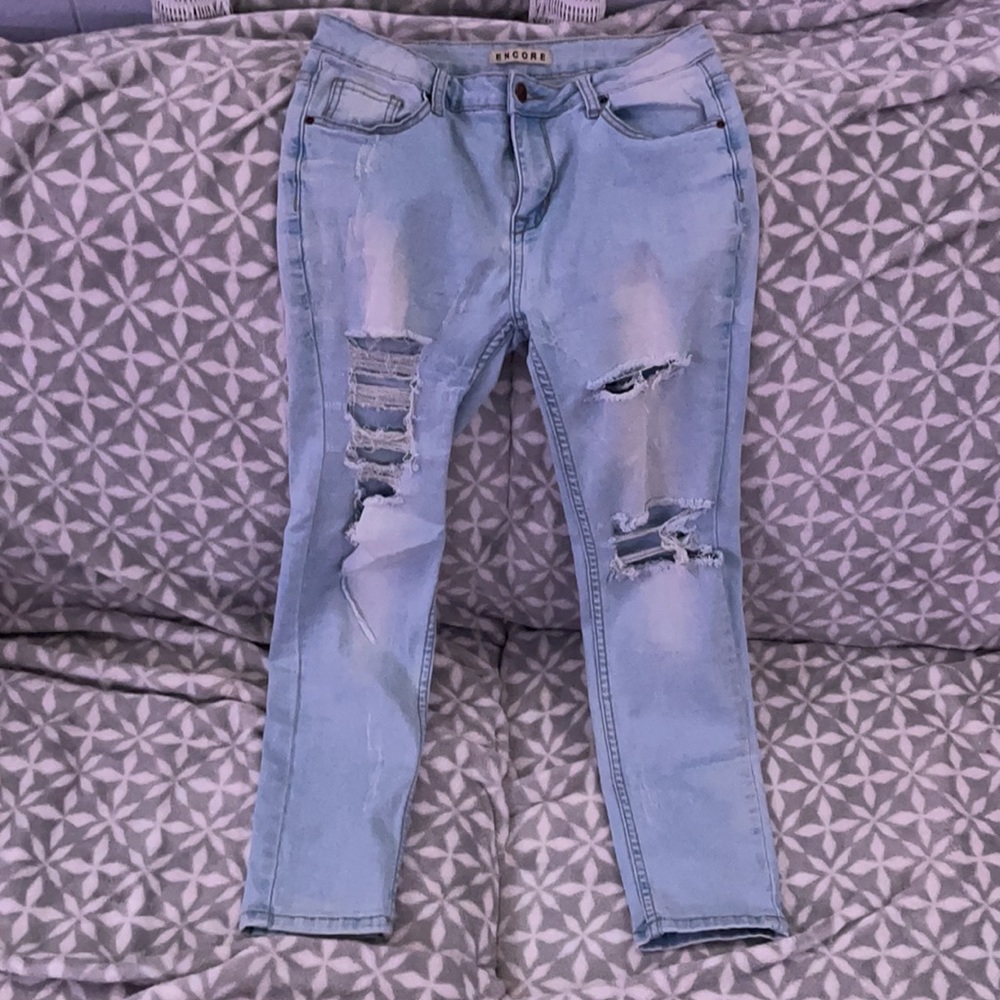 Light jeans with holes.! Stretchy and comfy
